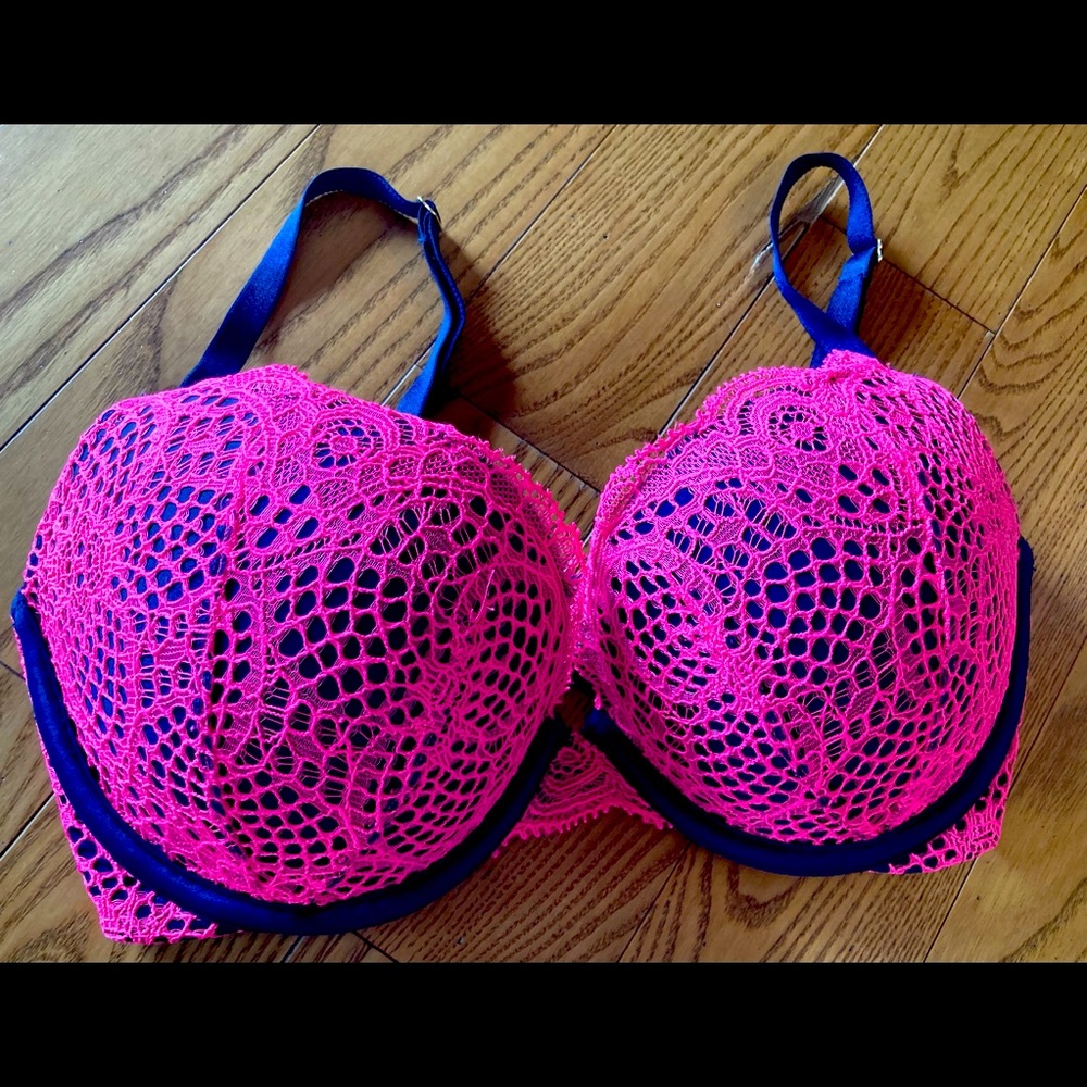 Victoria’s Secret Very Sexy Push UP - Picture 1 of 3
